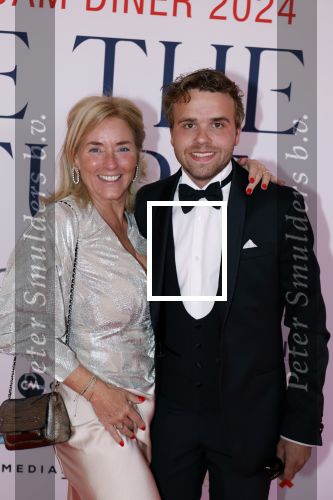 Amsterdam 8 juni 2024
Het Amsterdam diner in AFAS live . Vele Bekende mensen en zakenmensen kwamen naar het gala waar geld opgehaald wordt voor het aids fonds. Petra Ruijs met schoonzoon