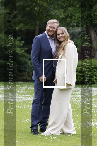 Den Haag 7 juni 2024
Fotouurte met de koninklijke familie op Huis ten Bosch .
Aanwezig Koning Willem Alexander Koningin Maxima Prinses Amalia Prinses Alexia Prinses Ariane en hun hondje Rambo.