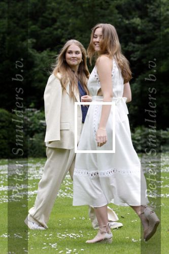 Den Haag 7 juni 2024
Fotouurte met de koninklijke familie op Huis ten Bosch .
Aanwezig Koning Willem Alexander Koningin Maxima Prinses Amalia Prinses Alexia Prinses Ariane en hun hondje Rambo.