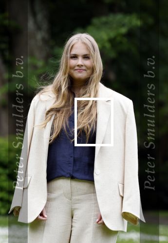 Den Haag 7 juni 2024
Fotouurte met de koninklijke familie op Huis ten Bosch .
Aanwezig Koning Willem Alexander Koningin Maxima Prinses Amalia Prinses Alexia Prinses Ariane en hun hondje Rambo.