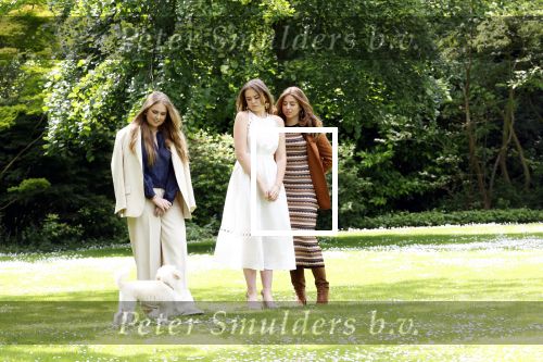 Den Haag 7 juni 2024
Fotouurte met de koninklijke familie op Huis ten Bosch .
Aanwezig Koning Willem Alexander Koningin Maxima Prinses Amalia Prinses Alexia Prinses Ariane en hun hondje Rambo.