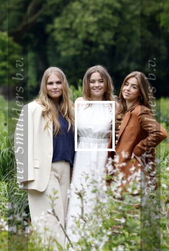 Den Haag 7 juni 2024
Fotouurte met de koninklijke familie op Huis ten Bosch .
Aanwezig Koning Willem Alexander Koningin Maxima Prinses Amalia Prinses Alexia Prinses Ariane en hun hondje Rambo.