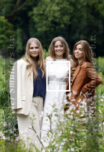 Den Haag 7 juni 2024
Fotouurte met de koninklijke familie op Huis ten Bosch .
Aanwezig Koning Willem Alexander Koningin Maxima Prinses Amalia Prinses Alexia Prinses Ariane en hun hondje Rambo.