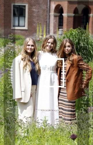 Den Haag 7 juni 2024
Fotouurte met de koninklijke familie op Huis ten Bosch .
Aanwezig Koning Willem Alexander Koningin Maxima Prinses Amalia Prinses Alexia Prinses Ariane en hun hondje Rambo.