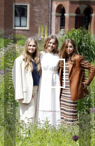 Den Haag 7 juni 2024
Fotouurte met de koninklijke familie op Huis ten Bosch .
Aanwezig Koning Willem Alexander Koningin Maxima Prinses Amalia Prinses Alexia Prinses Ariane en hun hondje Rambo.