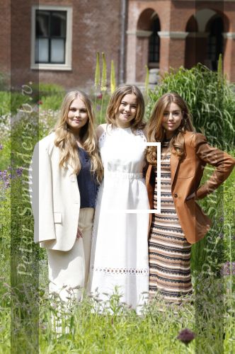 Den Haag 7 juni 2024
Fotouurte met de koninklijke familie op Huis ten Bosch .
Aanwezig Koning Willem Alexander Koningin Maxima Prinses Amalia Prinses Alexia Prinses Ariane en hun hondje Rambo.