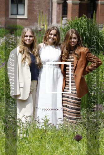 Den Haag 7 juni 2024
Fotouurte met de koninklijke familie op Huis ten Bosch .
Aanwezig Koning Willem Alexander Koningin Maxima Prinses Amalia Prinses Alexia Prinses Ariane en hun hondje Rambo.