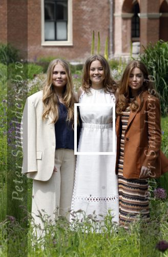 Den Haag 7 juni 2024
Fotouurte met de koninklijke familie op Huis ten Bosch .
Aanwezig Koning Willem Alexander Koningin Maxima Prinses Amalia Prinses Alexia Prinses Ariane en hun hondje Rambo.