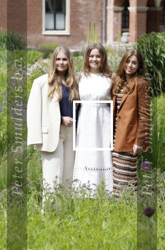 Den Haag 7 juni 2024
Fotouurte met de koninklijke familie op Huis ten Bosch .
Aanwezig Koning Willem Alexander Koningin Maxima Prinses Amalia Prinses Alexia Prinses Ariane en hun hondje Rambo.