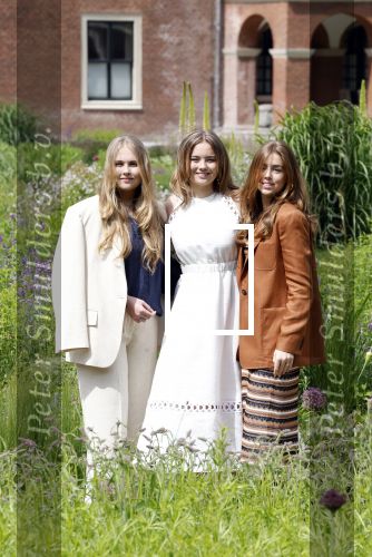 Den Haag 7 juni 2024
Fotouurte met de koninklijke familie op Huis ten Bosch .
Aanwezig Koning Willem Alexander Koningin Maxima Prinses Amalia Prinses Alexia Prinses Ariane en hun hondje Rambo.