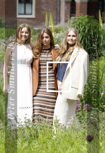 Den Haag 7 juni 2024
Fotouurte met de koninklijke familie op Huis ten Bosch .
Aanwezig Koning Willem Alexander Koningin Maxima Prinses Amalia Prinses Alexia Prinses Ariane en hun hondje Rambo.