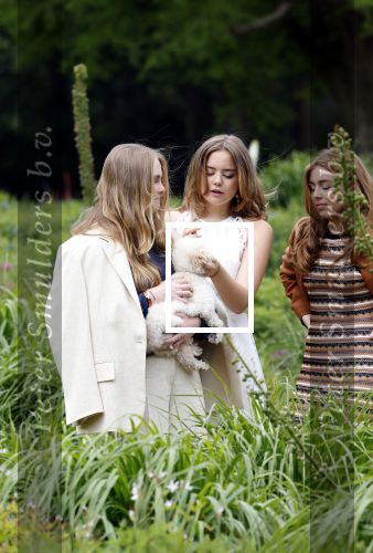 Den Haag 7 juni 2024
Fotouurte met de koninklijke familie op Huis ten Bosch .
Aanwezig Koning Willem Alexander Koningin Maxima Prinses Amalia Prinses Alexia Prinses Ariane en hun hondje Rambo.
