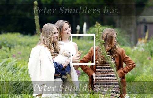 Den Haag 7 juni 2024
Fotouurte met de koninklijke familie op Huis ten Bosch .
Aanwezig Koning Willem Alexander Koningin Maxima Prinses Amalia Prinses Alexia Prinses Ariane en hun hondje Rambo.
