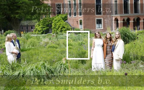 Den Haag 7 juni 2024
Fotouurte met de koninklijke familie op Huis ten Bosch .
Aanwezig Koning Willem Alexander Koningin Maxima Prinses Amalia Prinses Alexia Prinses Ariane en hun hondje Rambo.