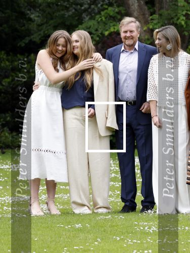 Den Haag 7 juni 2024
Fotouurte met de koninklijke familie op Huis ten Bosch .
Aanwezig Koning Willem Alexander Koningin Maxima Prinses Amalia Prinses Alexia Prinses Ariane en hun hondje Rambo.
