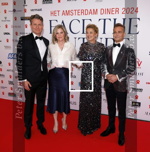 Amsterdam 8 juni 2024
Het Amsterdam diner in AFAS live . Vele Bekende mensen en zakenmensen kwamen naar het gala waar geld opgehaald wordt voor het aids fonds. Prinses Mabel