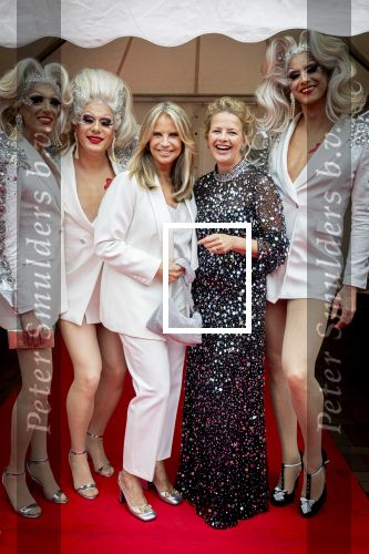 Amsterdam 8 juni 2024
Het Amsterdam diner in AFAS live . Vele Bekende mensen en zakenmensen kwamen naar het gala waar geld opgehaald wordt voor het aids fonds. Prinses Mabel en Linda de Mol