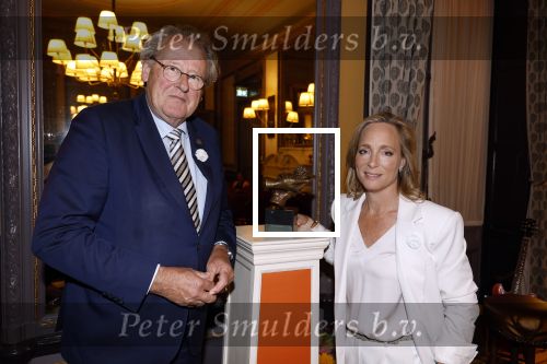 Den Haag 13 juni 2024
Prinses Margarita en Cees Wijburg arriveren bij Hotel des Indes voor de nationale veteranendag. Prinses Margarita maakte een bronzen beeld met een hand en een Anjer