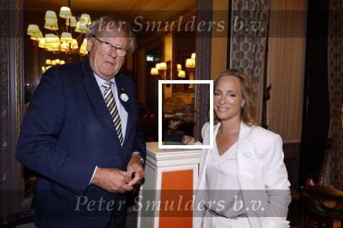 Den Haag 13 juni 2024
Prinses Margarita en Cees Wijburg arriveren bij Hotel des Indes voor de nationale veteranendag. Prinses Margarita maakte een bronzen beeld met een hand en een Anjer