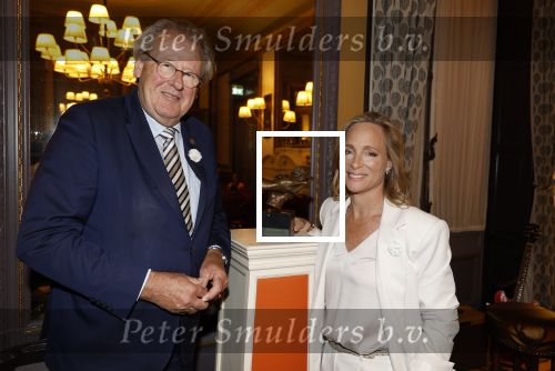 Den Haag 13 juni 2024
Prinses Margarita en Cees Wijburg arriveren bij Hotel des Indes voor de nationale veteranendag. Prinses Margarita maakte een bronzen beeld met een hand en een Anjer