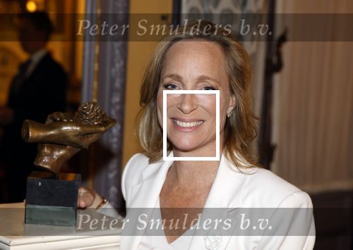Den Haag 13 juni 2024
Prinses Margarita en Cees Wijburg arriveren bij Hotel des Indes voor de nationale veteranendag. Prinses Margarita maakte een bronzen beeld met een hand en een Anjer