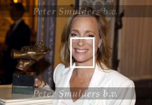 Den Haag 13 juni 2024
Prinses Margarita en Cees Wijburg arriveren bij Hotel des Indes voor de nationale veteranendag. Prinses Margarita maakte een bronzen beeld met een hand en een Anjer