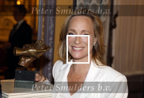 Den Haag 13 juni 2024
Prinses Margarita en Cees Wijburg arriveren bij Hotel des Indes voor de nationale veteranendag. Prinses Margarita maakte een bronzen beeld met een hand en een Anjer