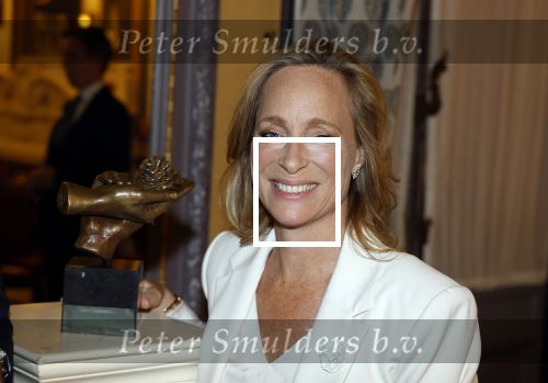 Den Haag 13 juni 2024
Prinses Margarita en Cees Wijburg arriveren bij Hotel des Indes voor de nationale veteranendag. Prinses Margarita maakte een bronzen beeld met een hand en een Anjer