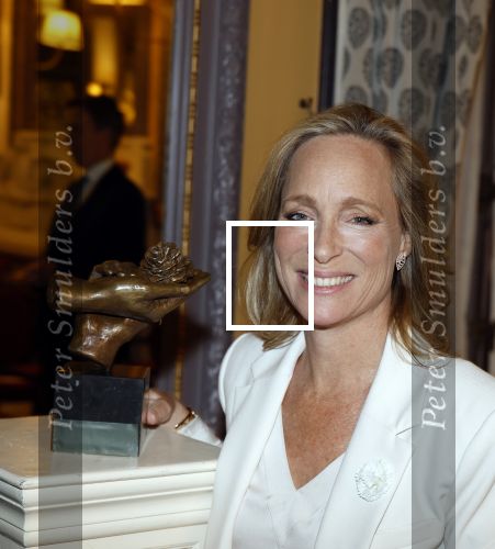 Den Haag 13 juni 2024
Prinses Margarita en Cees Wijburg arriveren bij Hotel des Indes voor de nationale veteranendag. Prinses Margarita maakte een bronzen beeld met een hand en een Anjer