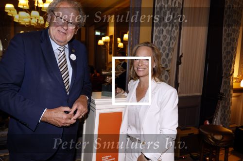Den Haag 13 juni 2024
Prinses Margarita en Cees Wijburg arriveren bij Hotel des Indes voor de nationale veteranendag. Prinses Margarita maakte een bronzen beeld met een hand en een Anjer