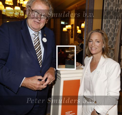 Den Haag 13 juni 2024
Prinses Margarita en Cees Wijburg arriveren bij Hotel des Indes voor de nationale veteranendag. Prinses Margarita maakte een bronzen beeld met een hand en een Anjer