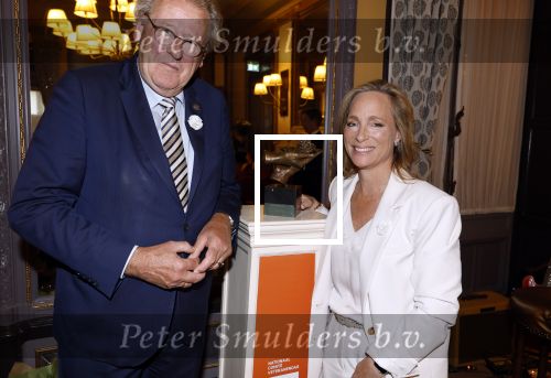 Den Haag 13 juni 2024
Prinses Margarita en Cees Wijburg arriveren bij Hotel des Indes voor de nationale veteranendag. Prinses Margarita maakte een bronzen beeld met een hand en een Anjer
