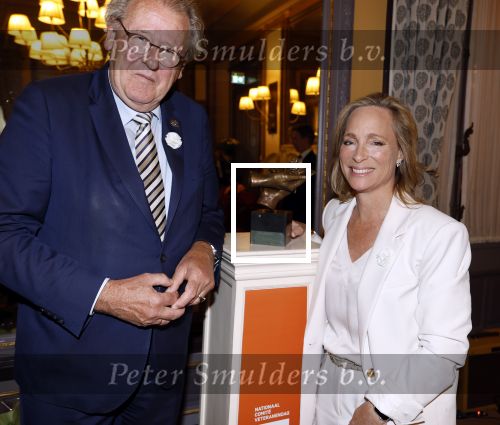 Den Haag 13 juni 2024
Prinses Margarita en Cees Wijburg arriveren bij Hotel des Indes voor de nationale veteranendag. Prinses Margarita maakte een bronzen beeld met een hand en een Anjer