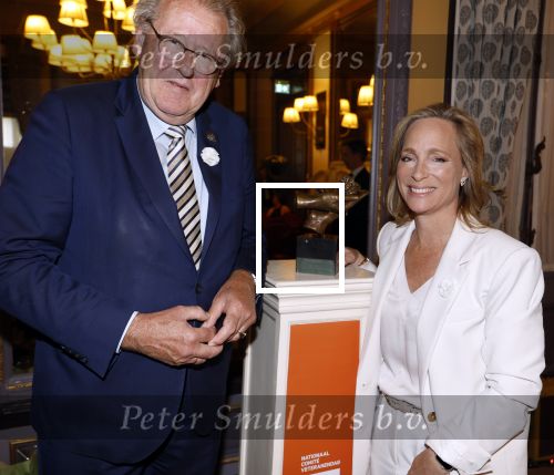 Den Haag 13 juni 2024
Prinses Margarita en Cees Wijburg arriveren bij Hotel des Indes voor de nationale veteranendag. Prinses Margarita maakte een bronzen beeld met een hand en een Anjer