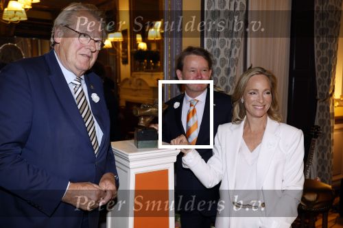Den Haag 13 juni 2024
Prinses Margarita en Cees Wijburg arriveren bij Hotel des Indes voor de nationale veteranendag. Prinses Margarita maakte een bronzen beeld met een hand en een Anjer