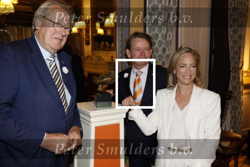 Den Haag 13 juni 2024
Prinses Margarita en Cees Wijburg arriveren bij Hotel des Indes voor de nationale veteranendag. Prinses Margarita maakte een bronzen beeld met een hand en een Anjer