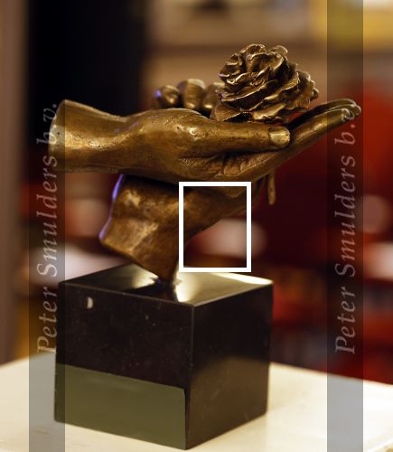 Den Haag 13 juni 2024
Prinses Margarita en Cees Wijburg arriveren bij Hotel des Indes voor de nationale veteranendag. Prinses Margarita maakte een bronzen beeld met een hand en een Anjer