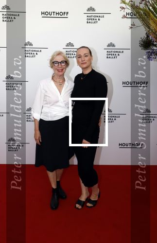 Amsterdam 28 juni 2024
Premiere Nationaal Ballet in de stopera. Puck Pomelien  kwam met haar moeder