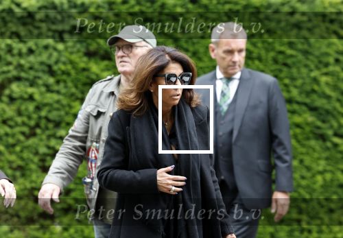 Rotterdam 14 juni 2024 
Begrafenis en besloten kring van Jan v Galen de vader van Rachel Hazes op begraafplaats Hofwijk in de witte kapel. Aanwezig beste vrienden Jaqueline Laats Jeanine Heruer Joop Kruis Ricardo Klaverdijk en Loes v Katwijk
