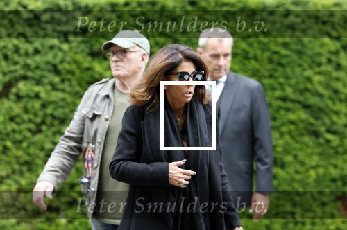 Rotterdam 14 juni 2024 
Begrafenis en besloten kring van Jan v Galen de vader van Rachel Hazes op begraafplaats Hofwijk in de witte kapel. Aanwezig beste vrienden Jaqueline Laats Jeanine Heruer Joop Kruis Ricardo Klaverdijk en Loes v Katwijk