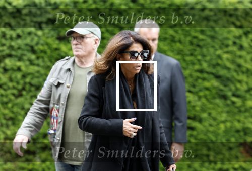 Rotterdam 14 juni 2024 
Begrafenis en besloten kring van Jan v Galen de vader van Rachel Hazes op begraafplaats Hofwijk in de witte kapel. Aanwezig beste vrienden Jaqueline Laats Jeanine Heruer Joop Kruis Ricardo Klaverdijk en Loes v Katwijk
