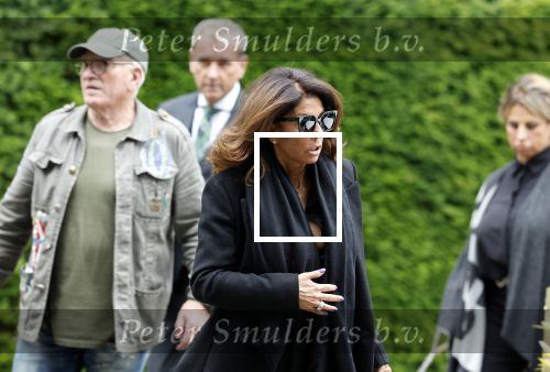 Rotterdam 14 juni 2024 
Begrafenis en besloten kring van Jan v Galen de vader van Rachel Hazes op begraafplaats Hofwijk in de witte kapel. Aanwezig beste vrienden Jaqueline Laats Jeanine Heruer Joop Kruis Ricardo Klaverdijk en Loes v Katwijk