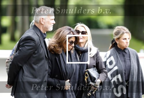 Rotterdam 14 juni 2024 
Begrafenis en besloten kring van Jan v Galen de vader van Rachel Hazes op begraafplaats Hofwijk in de witte kapel. Aanwezig beste vrienden Jaqueline Laats Jeanine Heruer Joop Kruis Ricardo Klaverdijk en Loes v Katwijk