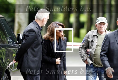 Rotterdam 14 juni 2024 
Begrafenis en besloten kring van Jan v Galen de vader van Rachel Hazes op begraafplaats Hofwijk in de witte kapel. Aanwezig beste vrienden Jaqueline Laats Jeanine Heruer Joop Kruis Ricardo Klaverdijk en Loes v Katwijk