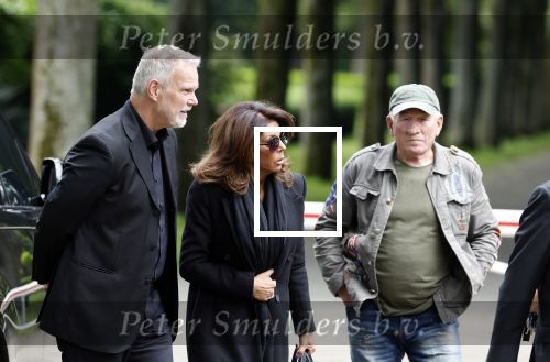 Rotterdam 14 juni 2024 
Begrafenis en besloten kring van Jan v Galen de vader van Rachel Hazes op begraafplaats Hofwijk in de witte kapel. Aanwezig beste vrienden Jaqueline Laats Jeanine Heruer Joop Kruis Ricardo Klaverdijk en Loes v Katwijk