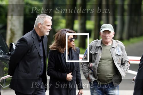 Rotterdam 14 juni 2024 
Begrafenis en besloten kring van Jan v Galen de vader van Rachel Hazes op begraafplaats Hofwijk in de witte kapel. Aanwezig beste vrienden Jaqueline Laats Jeanine Heruer Joop Kruis Ricardo Klaverdijk en Loes v Katwijk