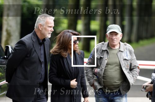 Rotterdam 14 juni 2024 
Begrafenis en besloten kring van Jan v Galen de vader van Rachel Hazes op begraafplaats Hofwijk in de witte kapel. Aanwezig beste vrienden Jaqueline Laats Jeanine Heruer Joop Kruis Ricardo Klaverdijk en Loes v Katwijk