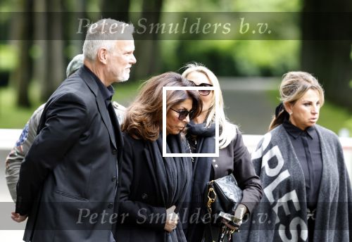Rotterdam 14 juni 2024 
Begrafenis en besloten kring van Jan v Galen de vader van Rachel Hazes op begraafplaats Hofwijk in de witte kapel. Aanwezig beste vrienden Jaqueline Laats Jeanine Heruer Joop Kruis Ricardo Klaverdijk en Loes v Katwijk