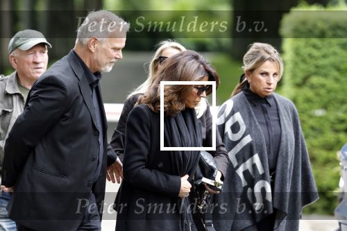 Rotterdam 14 juni 2024 
Begrafenis en besloten kring van Jan v Galen de vader van Rachel Hazes op begraafplaats Hofwijk in de witte kapel. Aanwezig beste vrienden Jaqueline Laats Jeanine Heruer Joop Kruis Ricardo Klaverdijk en Loes v Katwijk