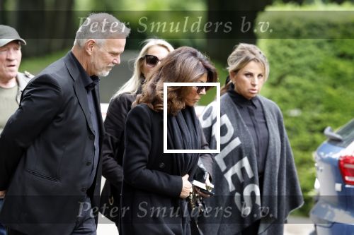 Rotterdam 14 juni 2024 
Begrafenis en besloten kring van Jan v Galen de vader van Rachel Hazes op begraafplaats Hofwijk in de witte kapel. Aanwezig beste vrienden Jaqueline Laats Jeanine Heruer Joop Kruis Ricardo Klaverdijk en Loes v Katwijk
